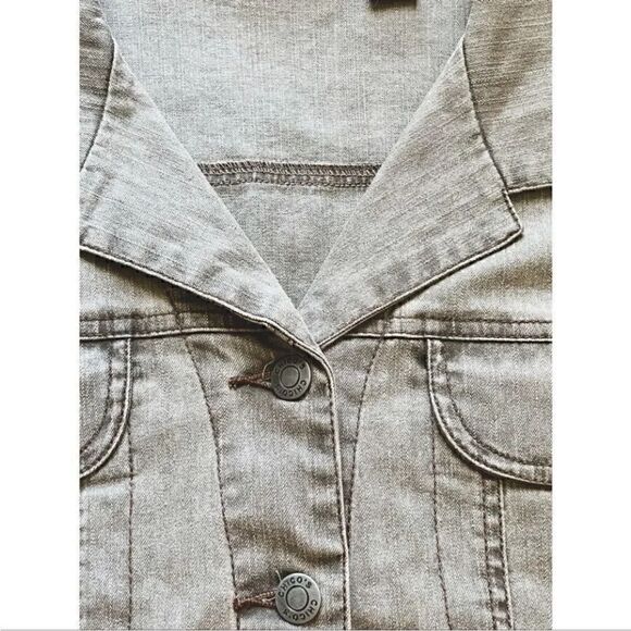 Chico’s Gray Distressed Military Denim Lightweight Women Jacket
SZ 2 - Picture 3 of 6
